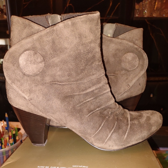 Van Eli Shoes - Woman's boots size 10 m very comphy